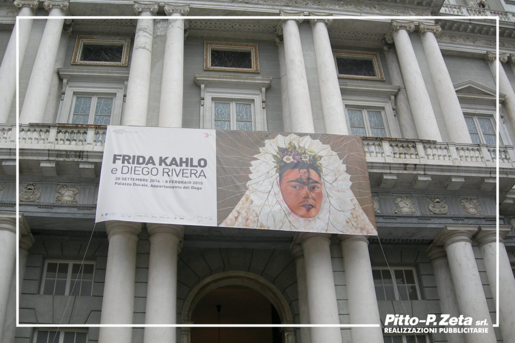 Allestimento esterno mostra Kahlo, Palazzo Ducale, Genova. Stampa e montaggio stendardo.