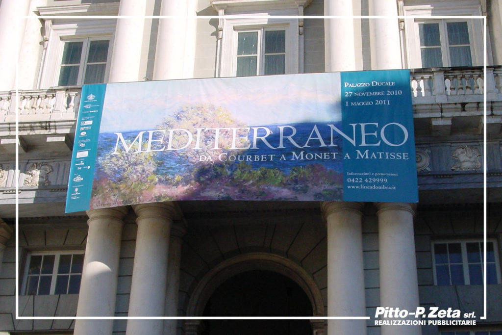 Allestimento esterno mostra Mediterraneo, Palazzo Ducale, Genova. Stampa e montaggio stendardo.