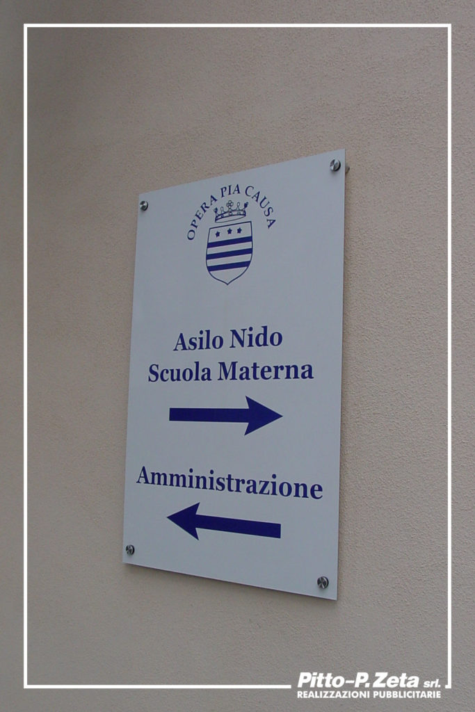 Istituto Opera Pia, Genova. Targa per segnaletica esterna: stampa su dibond, fissaggio a muro con distanziali in acciaio.