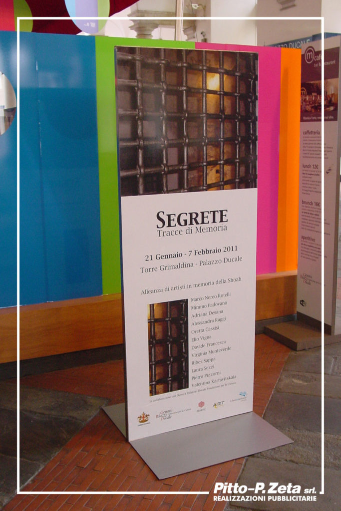 Segrete: totem da esterno bifacciale.