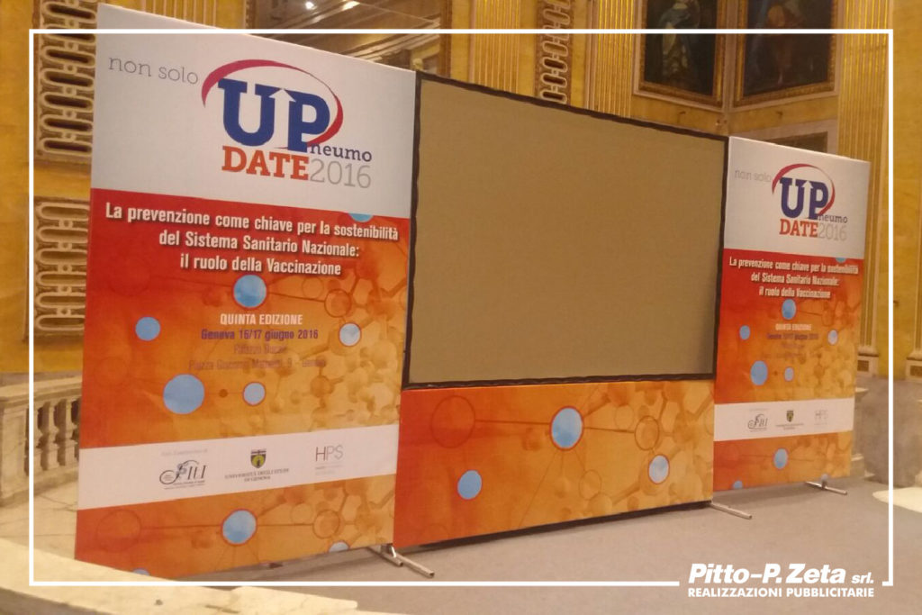 Up: allestimento congresso. Stampa e montaggio retropalco copertura struttura schermo. Teli in banner monofacciale, struttura in alluminio. (Impianti grafici forniti)