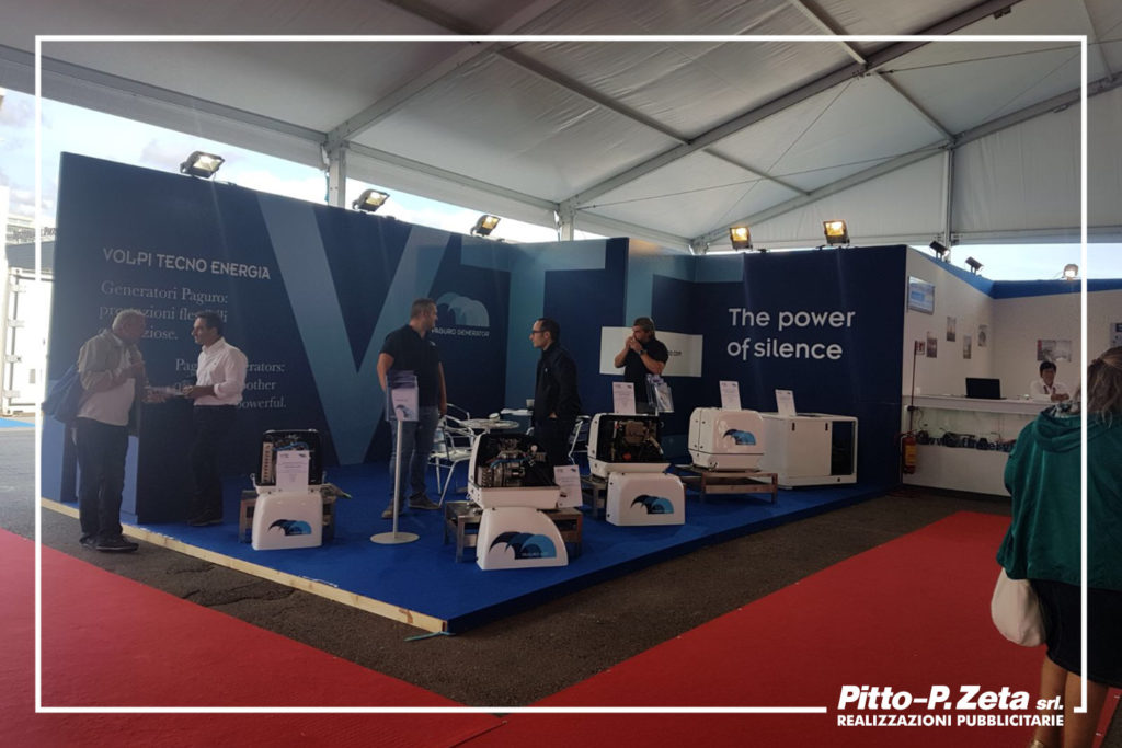 VTE: allestimento stand Salone Nautico. Realizzazione e montaggio grafiche in prespaziato e grafiche stampate e sagomate. (Lavoro per conto di allestitole. Impianti grafici forniti.)