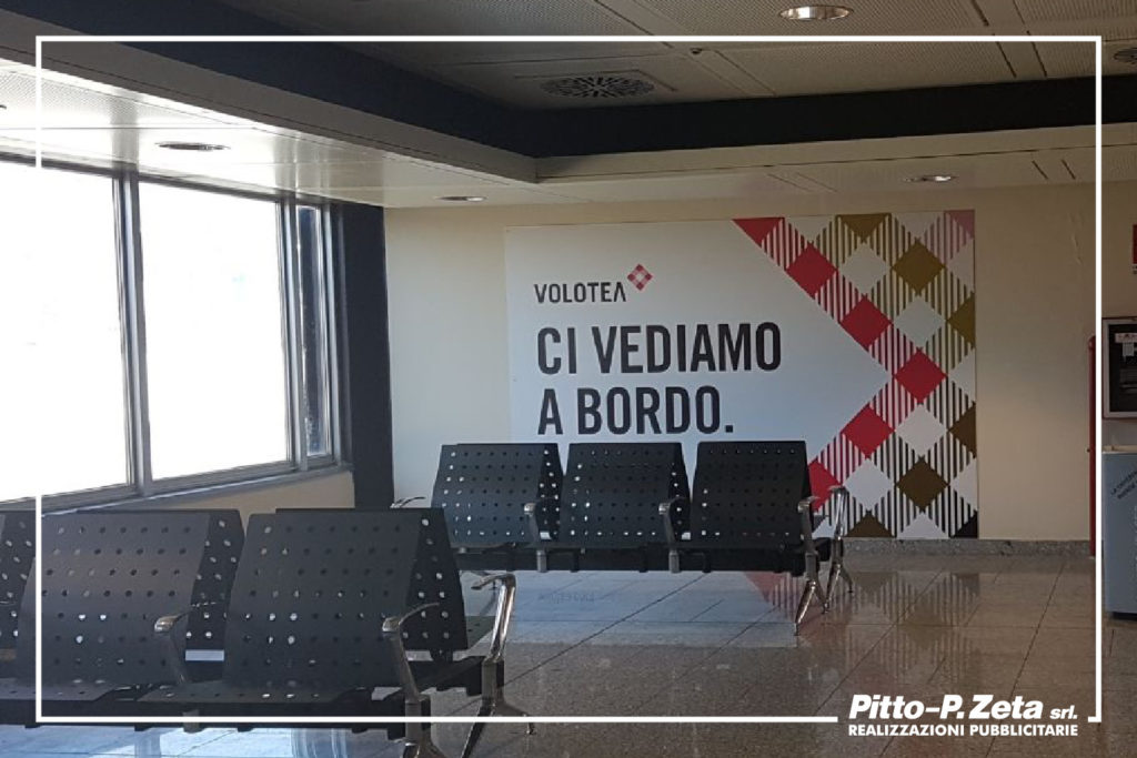 Volotea: allestimento parete con pannello monofacciale in forex 3mm. (Impianti grafici forniti)