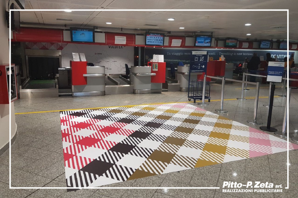 Volotea: realizzazione pavimentazione in adesivo calpestabile. (Impianti grafici forniti)
