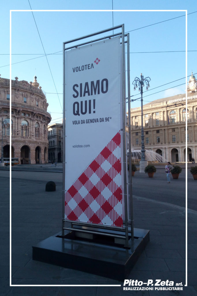 Realizzazione di totem bifacciale per esterno: base in cemento, struttura in alluminio, teli su banner monofacciale saldati e anellati. (Impianti grafici forniti)