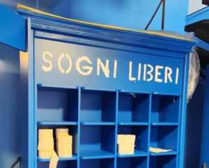 Adesivo su legno per scritta