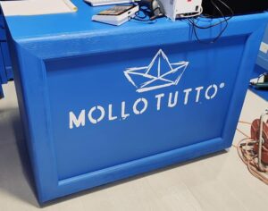 Scritte adesive su legno